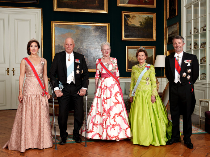 Kongen og Dronningen var Dronning Margrethes gjester ved en festmiddag på Amalienborg slott i anledning Kongeparets besøk. Kronprins Frederik og Kronprinsesse Mary var også til stede under middagen. Foto: Keld Navntoft